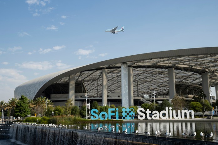 Vista exterior del SoFi Stadium antes de un partido de fútbol americano de la NFL entre los Chargers de Los Ángeles y los Raiders de Las Vegas, el domingo 8 de septiembre de 2024, en Inglewood, California (AP Foto/Kyusung Gong, Archivo)