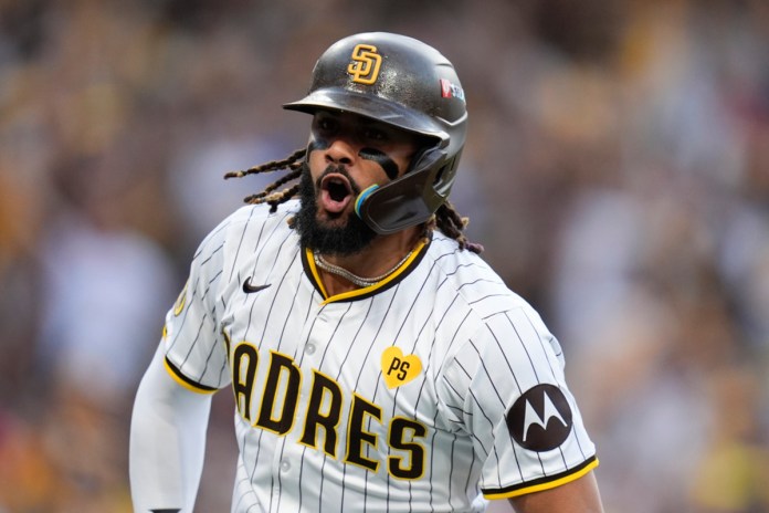 El dominicano Fernando Tatis, de los Padres de San Diego, festeja luego de conseguir un jonrón ante los Bravos de Atlanta, en el primer juego de la serie de comodines de la Liga Nacional, el martes 8 de octubre de 2024 (AP Foto/Gregory Bull)