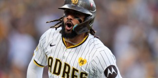 El dominicano Fernando Tatis, de los Padres de San Diego, festeja luego de conseguir un jonrón ante los Bravos de Atlanta, en el primer juego de la serie de comodines de la Liga Nacional, el martes 8 de octubre de 2024 (AP Foto/Gregory Bull)