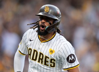 El dominicano Fernando Tatis, de los Padres de San Diego, festeja luego de conseguir un jonrón ante los Bravos de Atlanta, en el primer juego de la serie de comodines de la Liga Nacional, el martes 8 de octubre de 2024 (AP Foto/Gregory Bull)