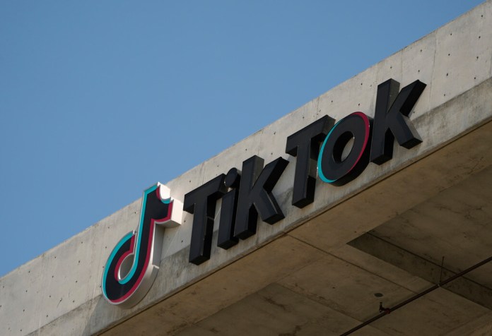 El logotipo de TikTok se ve en su edificio en Culver City, California. (Foto AP/Damian Dovarganes, Archivo)