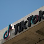 El logotipo de TikTok se ve en su edificio en Culver City, California. (Foto AP/Damian Dovarganes, Archivo)