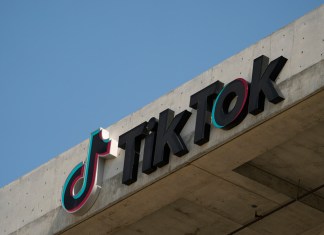 El logotipo de TikTok se ve en su edificio en Culver City, California. (Foto AP/Damian Dovarganes, Archivo)