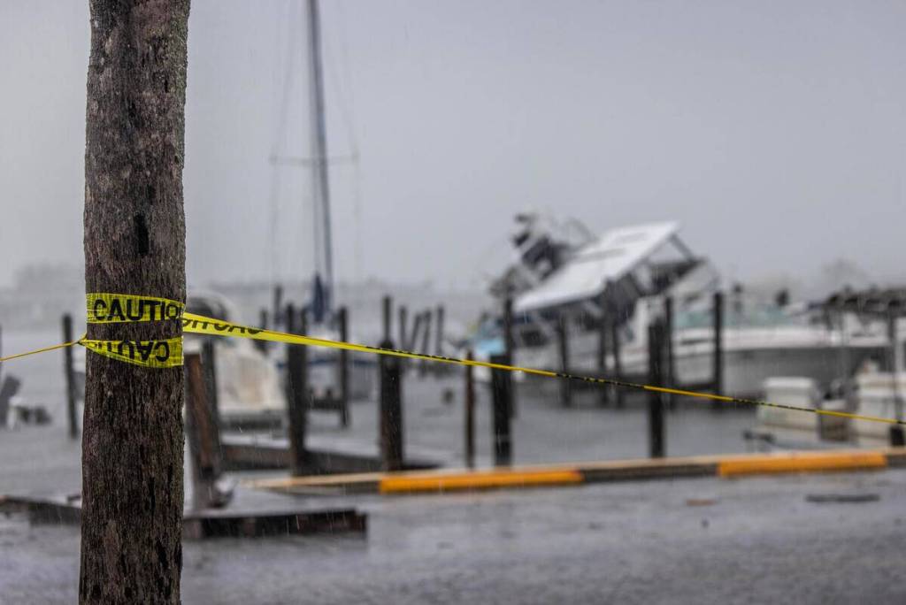 La zona de la marina de Oyster Bay cerrada mientras la ciudad se prepara para el huracán Milton. EFE/EPA/CRISTOBAL HERRERA-ULASHKEVICH