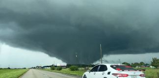 Tornado previo a la llegada de huracán Milton a Florida. Foto: Greg Travers / NWS Miami