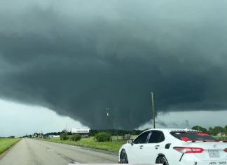 Tornado previo a la llegada de huracán Milton a Florida. Foto: Greg Travers / NWS Miami