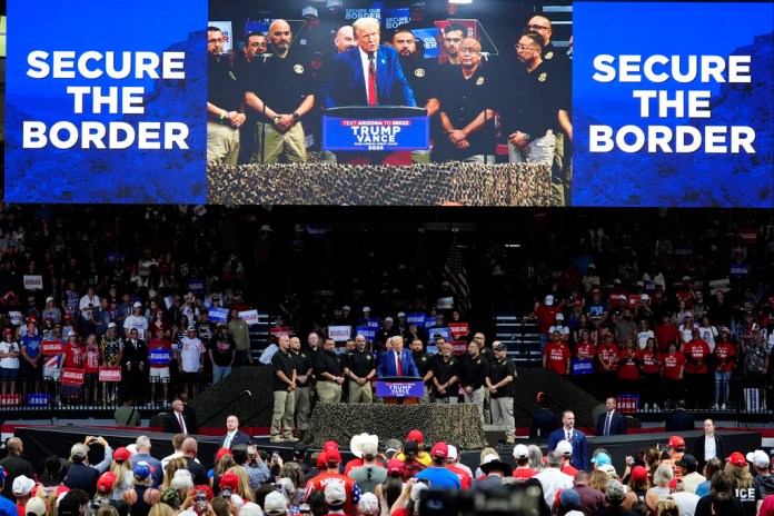 El candidato presidencial republicano, Donald Trump, habla en un mitin de campaña en el Findlay Toyota Arena, en Prescott Valley, Arizona. (Foto AP/Ross Franklin)