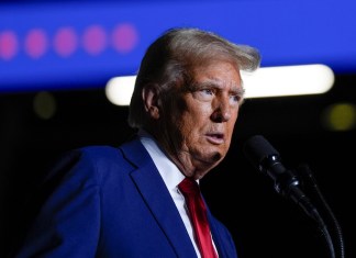 Donald Trump habla en un acto de campaña en el Madison Square Garden. Foto La Hora: (Foto AP/Julia Demaree Nikhinson)