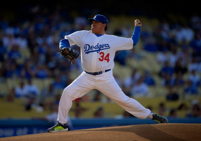 Fernando Valenzuela lanza en un juego de veteranos disputado el 8 de junio de 2013 en Los Ángeles (AP Foto/Mark J. Terrill, archivo)