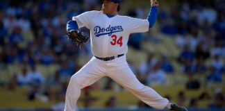 Fernando Valenzuela lanza en un juego de veteranos disputado el 8 de junio de 2013 en Los Ángeles (AP Foto/Mark J. Terrill, archivo)