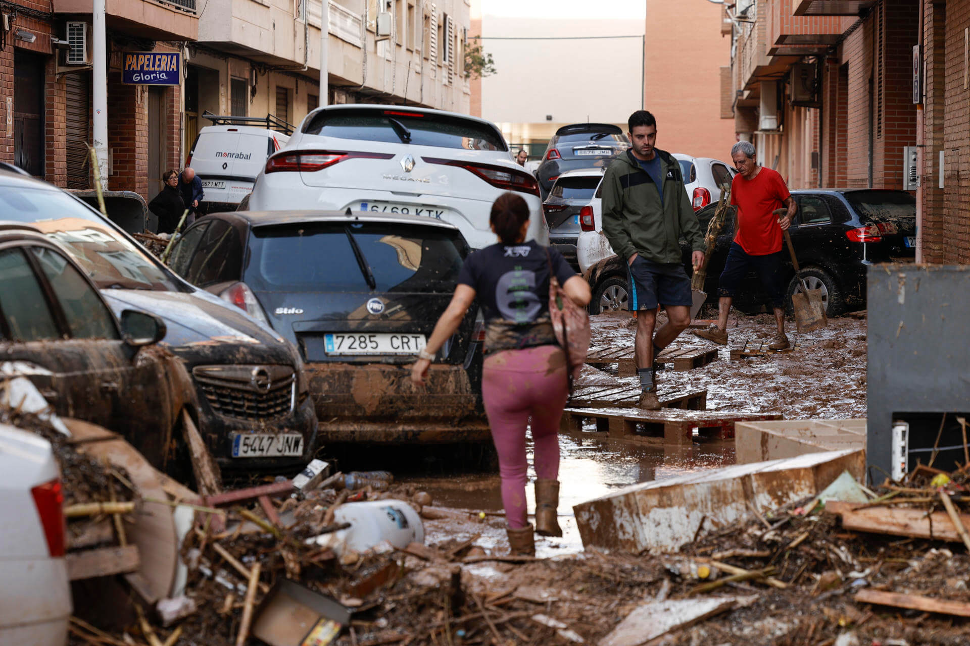 Vehículos afectados por la DANA. Foto La Hora EFEBiel Aliño