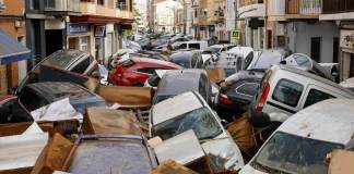 Vehículos amontonados en una calle tras las intensas lluvias de la fuerte dana que afecta Valencia. Foto La Hora: EFEBiel Aliño