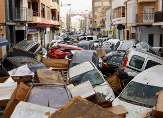 Vehículos amontonados en una calle tras las intensas lluvias de la fuerte dana que afecta Valencia. Foto La Hora: EFEBiel Aliño