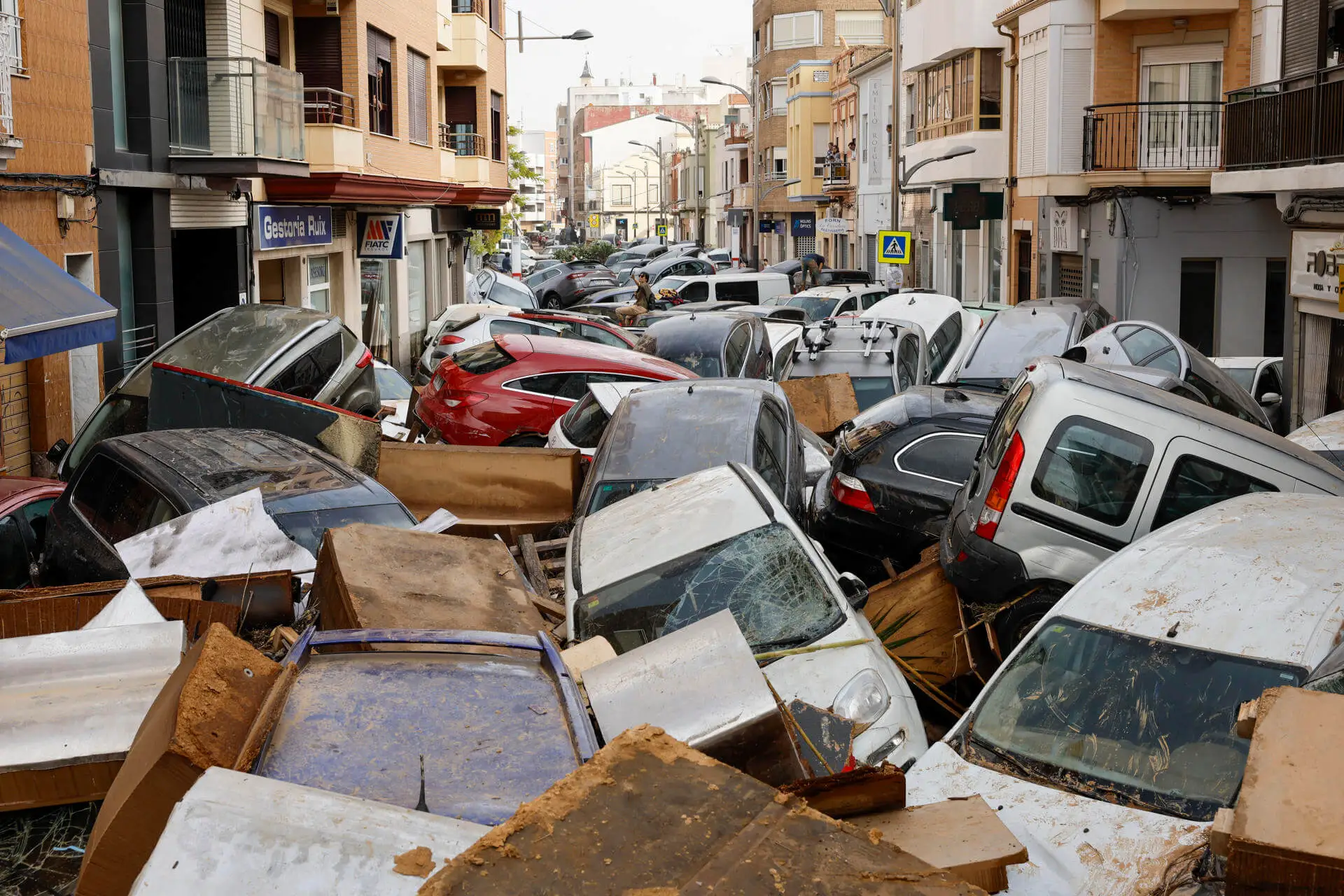 Vehículos amontonados en una calle tras las intensas lluvias de la fuerte dana que afecta Valencia. Foto La Hora: EFEBiel Aliño