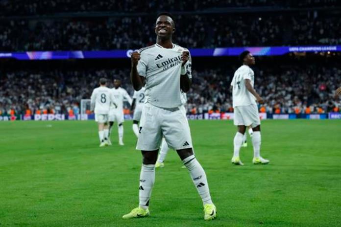 El delantero del Real Madrid Vinicius Jr. celebra su tercer gol, quinto del equipo blanco, durante el encuentro correspondiente a la fase regular de la Liga de Campeones entre Real Madrid y Borussia Dortmund en el estadio Santiago Bernabéu, en Madrid, en una foto de archivo. EFE/Kiko Huesca