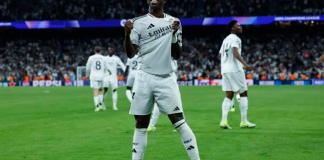 El delantero del Real Madrid Vinicius Jr. celebra su tercer gol, quinto del equipo blanco, durante el encuentro correspondiente a la fase regular de la Liga de Campeones entre Real Madrid y Borussia Dortmund en el estadio Santiago Bernabéu, en Madrid, en una foto de archivo. EFE/Kiko Huesca