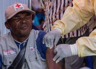 Un hombre es vacunado contra la viruela símica en el hospital general de Goma, en la República Democrática del Congo, el sábado 5 de octubre de 2024. (AP Foto/Moses Sawasawa)