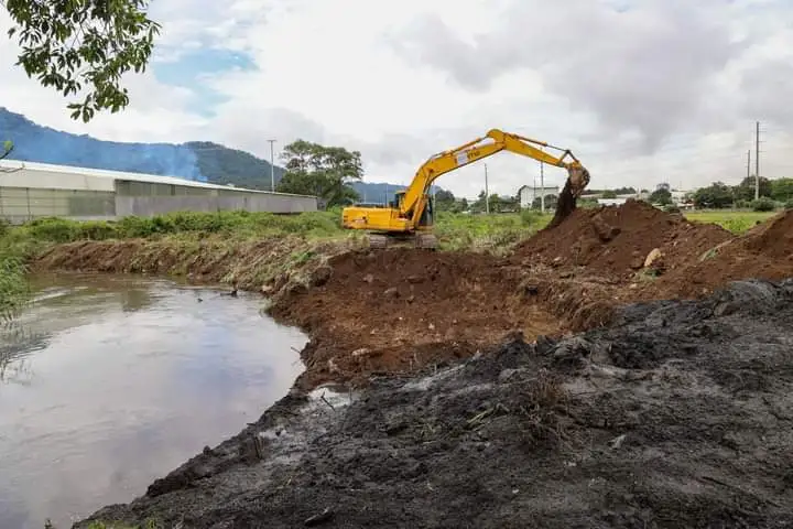 Autoridades del INDE autorizan trabajos de limpieza en el km 36.5 para mitigar inundaciones en ruta al Pacífico. Foto La Hora: INDE