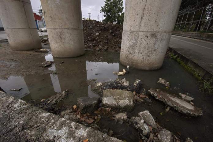 Paso a desnivel en la avenida Petapa y 52 calle. El proyecto también se encuentra abandonado, pese a que la empresa constructora dice que tiene la disposición de continuarlos, pero que requiere que le paguen los trabajos ya hechos. Foto: La Hora / José Orozco. 