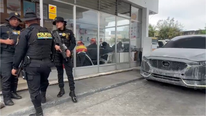 Diligencia en estación de servicio de la zona 5. Foto MP