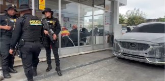 Diligencia en estación de servicio de la zona 5. Foto MP