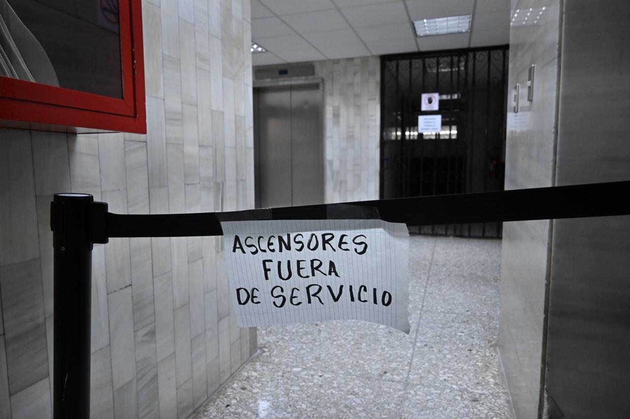 En diversas ocasiones el servicio de elevadores ha sido suspendido. Foto: Fabricio Alonzo