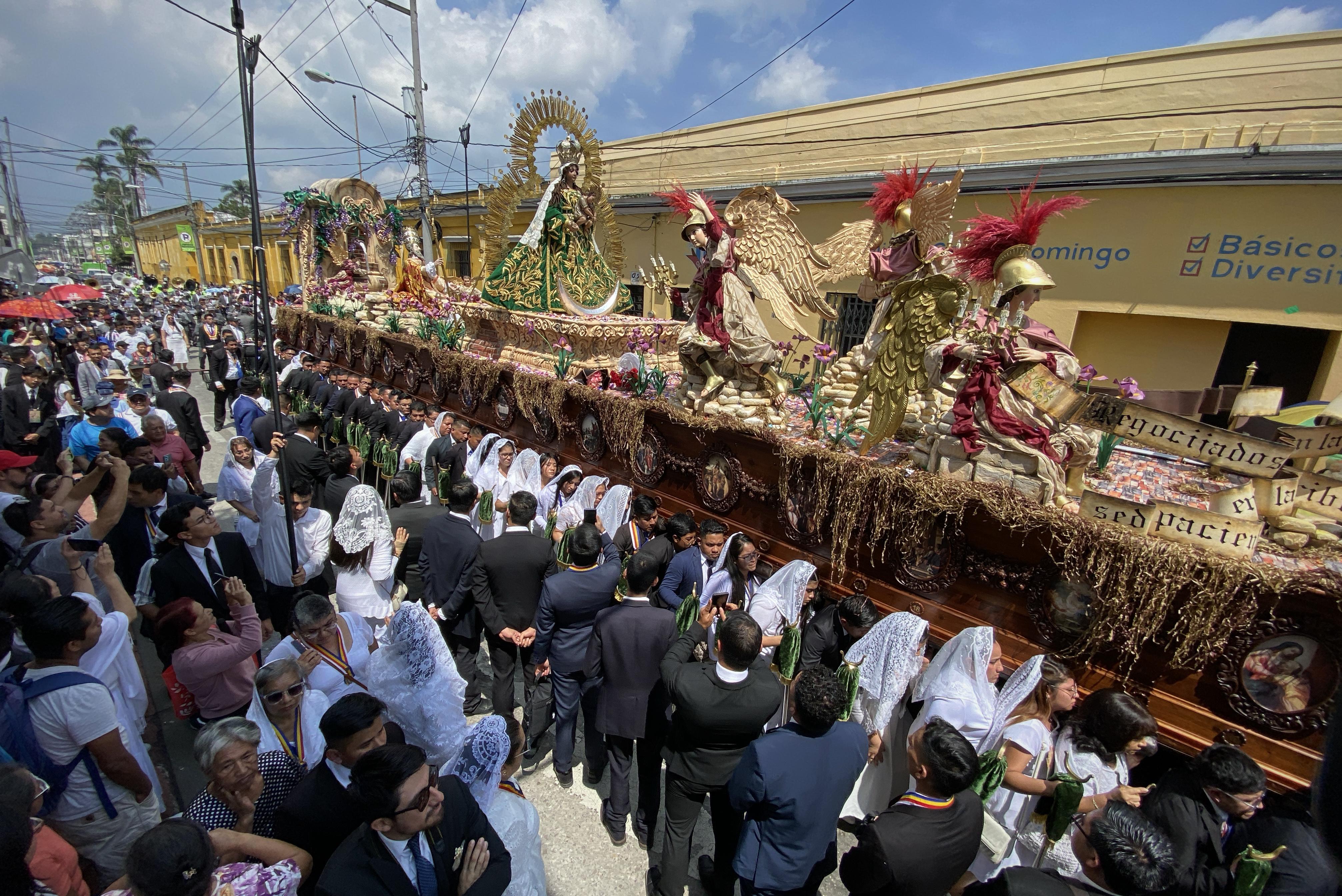 Guatemala se viste de Fe: Fieles honran a la Virgen del Rosario en Gran Procesión este 1 de Octubre