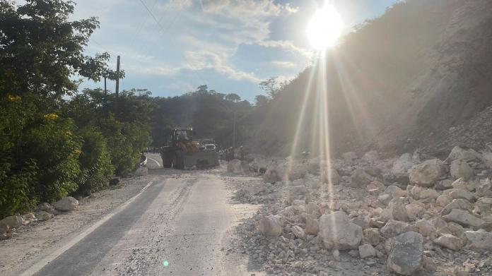 Caída de tierra y rocas en ruta al Atlántico bloquea ambos carriles y genera caos vehicular