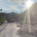 Caída de tierra y rocas en ruta al Atlántico bloquea ambos carriles y genera caos vehicular