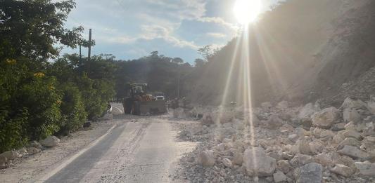 Caída de tierra y rocas en ruta al Atlántico bloquea ambos carriles y genera caos vehicular