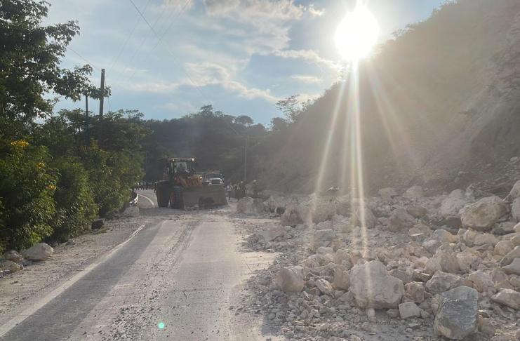 Caída de tierra y rocas en ruta al Atlántico bloquea ambos carriles y genera caos vehicular