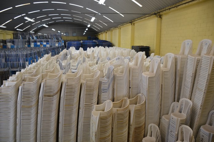 Algunas de las sillas que permanecen guardadas en bodegas. Foto: TSE / La Hora.