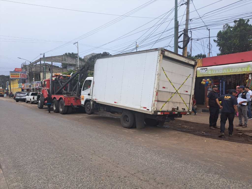 Adolescente detenido por remolcar camión con carga salvadoreña valorada en Q50 mil