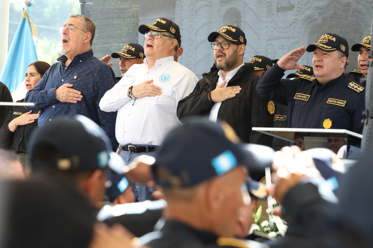 El presidente Bernardo Arévalo, Ministro de Gobernación Francisco Jiménez, Director General de la PNC David Custodio Boteo en la inauguración de sede policial 32-1-3. Foto La Hora: MINGOB