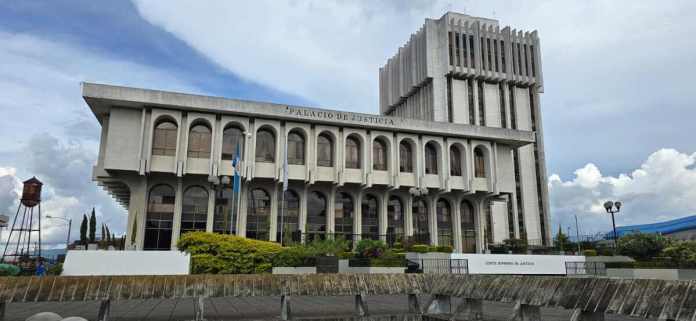 Torre de Tribunales Foto: Sergio Osegueda