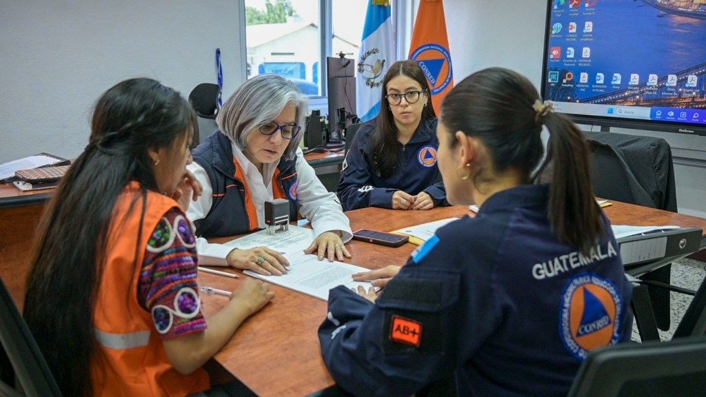 Día internacional de la niña: adolescentes asumen simbólicamente como autoridades de la SE-CONRED por un día