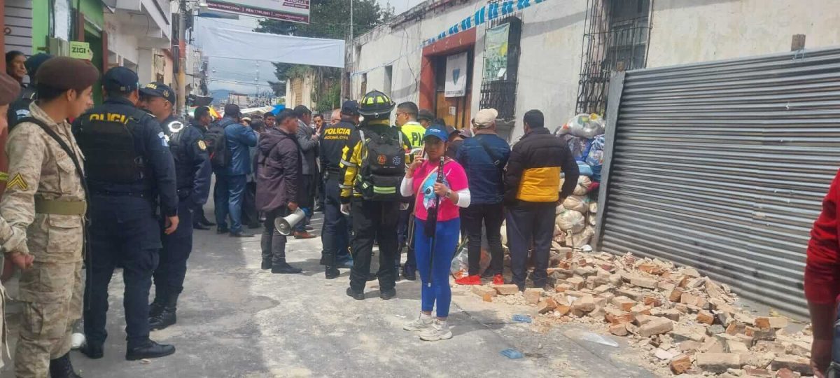 Colapso de Edificio de Reservas Militares deja a una persona fallecida y varias más heridas. Foto La Hora: Cortesía Bomberos Voluntarios