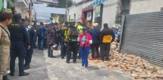 Colapso de Edificio de Reservas Militares deja a una persona fallecida y varias más heridas. Foto La Hora: Cortesía Bomberos Voluntarios