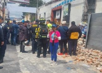 Colapso de Edificio de Reservas Militares deja a una persona fallecida y varias más heridas. Foto La Hora: Cortesía Bomberos Voluntarios