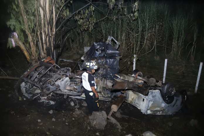 El accidente de tránsito en la autopista Puerto Quetzal. Foto: La Hora / Bomberos Voluntarios.