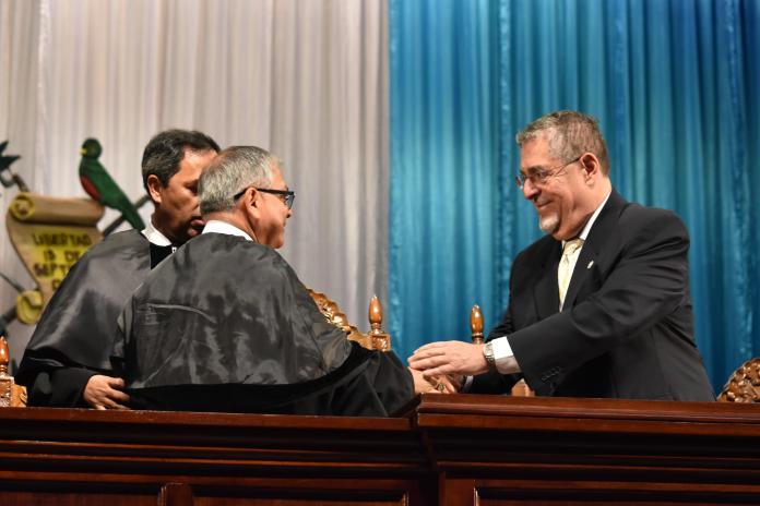 El presidente en funciones de la CSJ, Carlos Rodimiro Lucero Paz, y el presidente Bernardo Arévalo. Créditos Daniel Ramírez.