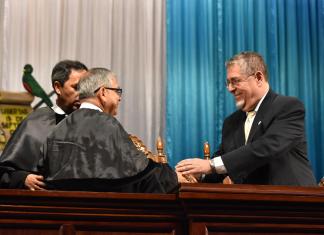 El presidente en funciones de la CSJ, Carlos Rodimiro Lucero Paz, y el presidente Bernardo Arévalo. Créditos Daniel Ramírez.