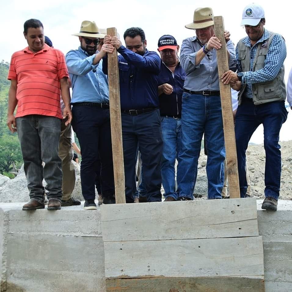 Presidente Bernardo Arévalo junto a autoridades de MAGA y de Zacapa reactivaron reservorio de agua. Foto La Hora: Gobierno de Guatemala.