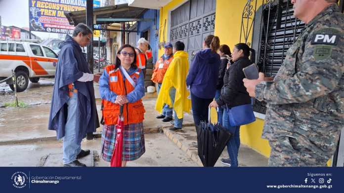 Gobernadora departamental de Chimaltengo MarÃ­a CalÃ¡n indico, que los trabajos de reparaciÃ³n de tuberias concluyen este lunes. Foto La Hora: GobernaciÃ³n Departamental.