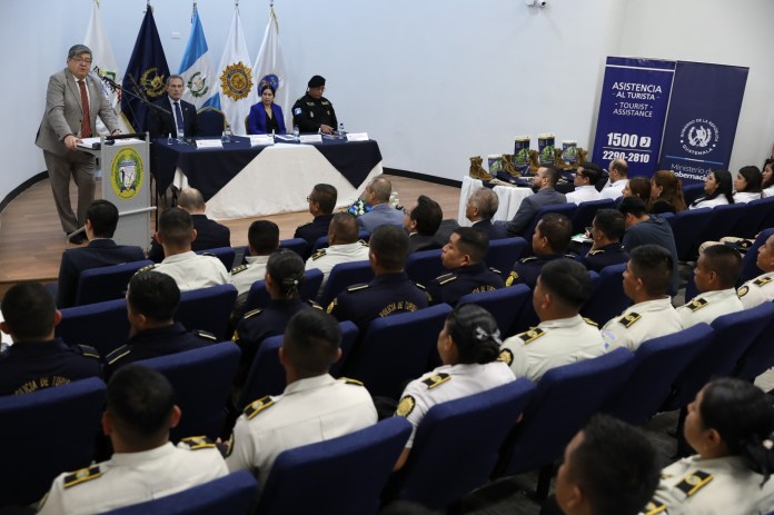 Entregan uniformes a agentes de las 16 unidades de la Disetur. Foto La Hora: MINGOB