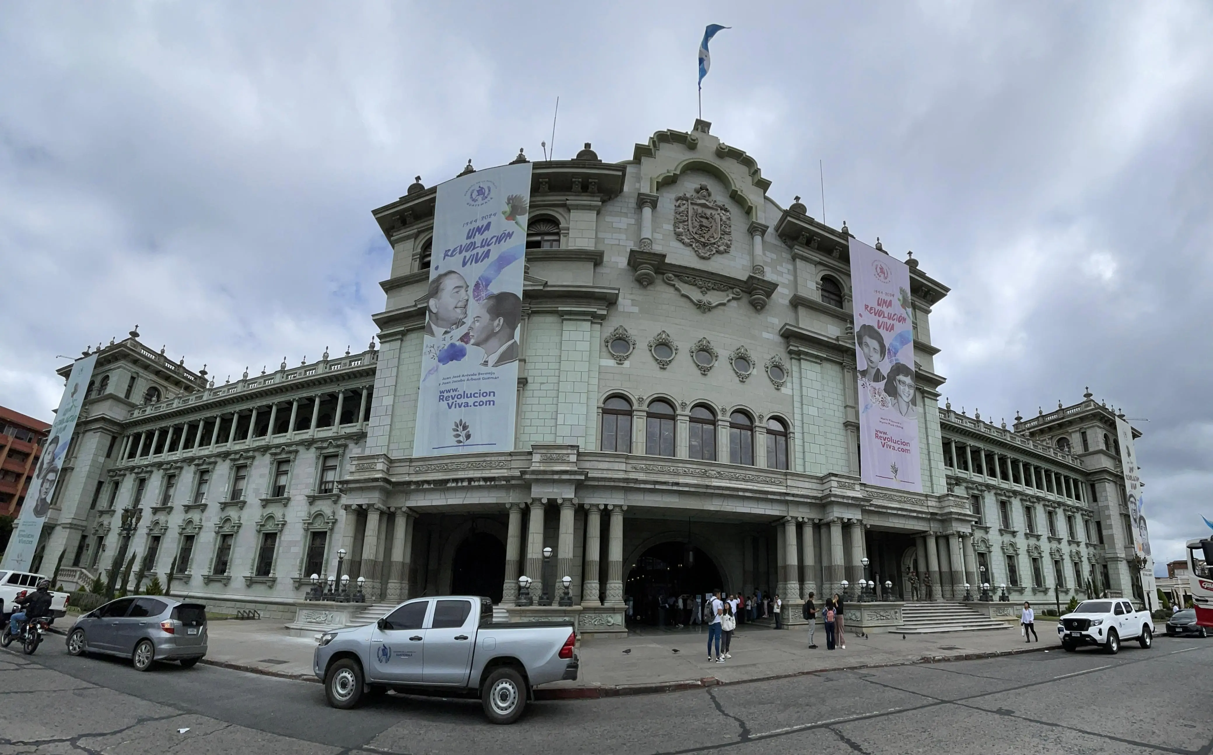 Empleados públicos deberán capacitarse para desempeñar sus funciones en la administración pública. Foto La Hora: José Orozco.