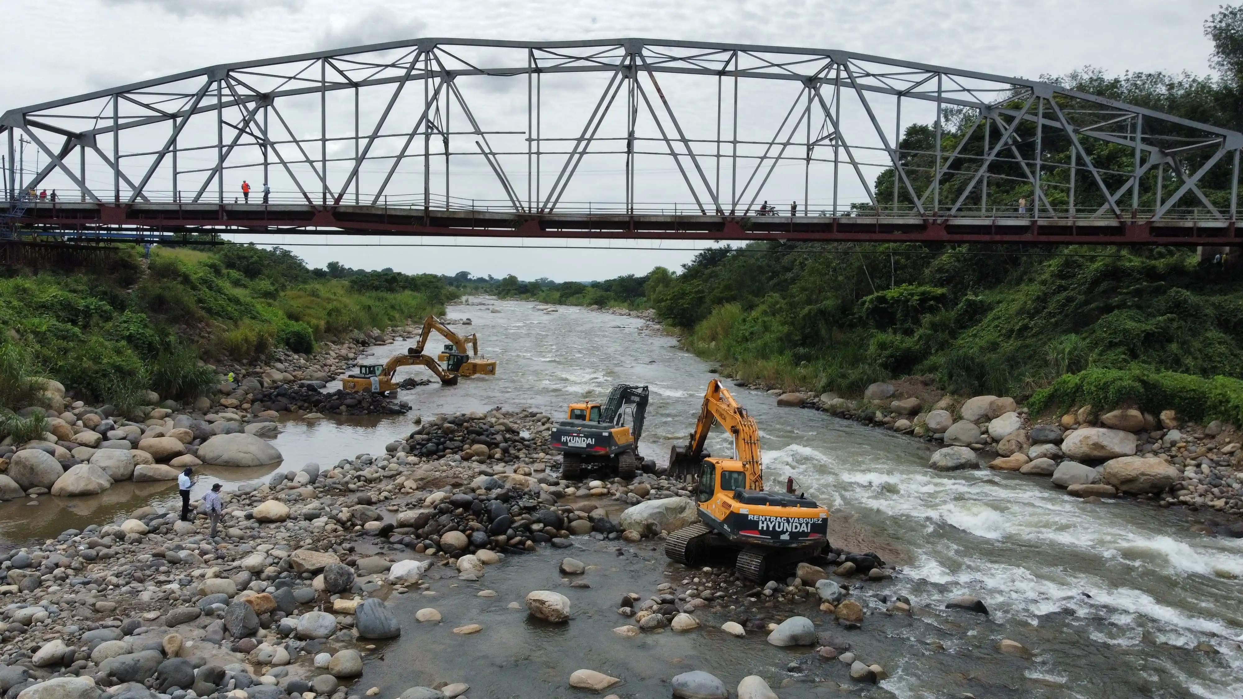 Puentes de la red vial de país registran daños, dijo, el ministro del CIV, Félix Alvarado. Foto La Hora: Ademar Reyes/Cortesía.