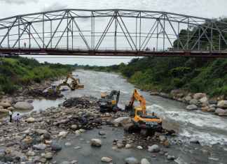 Puentes de la red vial de país registran daños, dijo, el ministro del CIV, Félix Alvarado. Foto La Hora: Ademar Reyes/Cortesía.