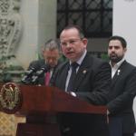Ministro Abelardo Pinto dijo que el bono único será una realidad para las familias de escasos recursos. Foto La Hora: José Orozco.
