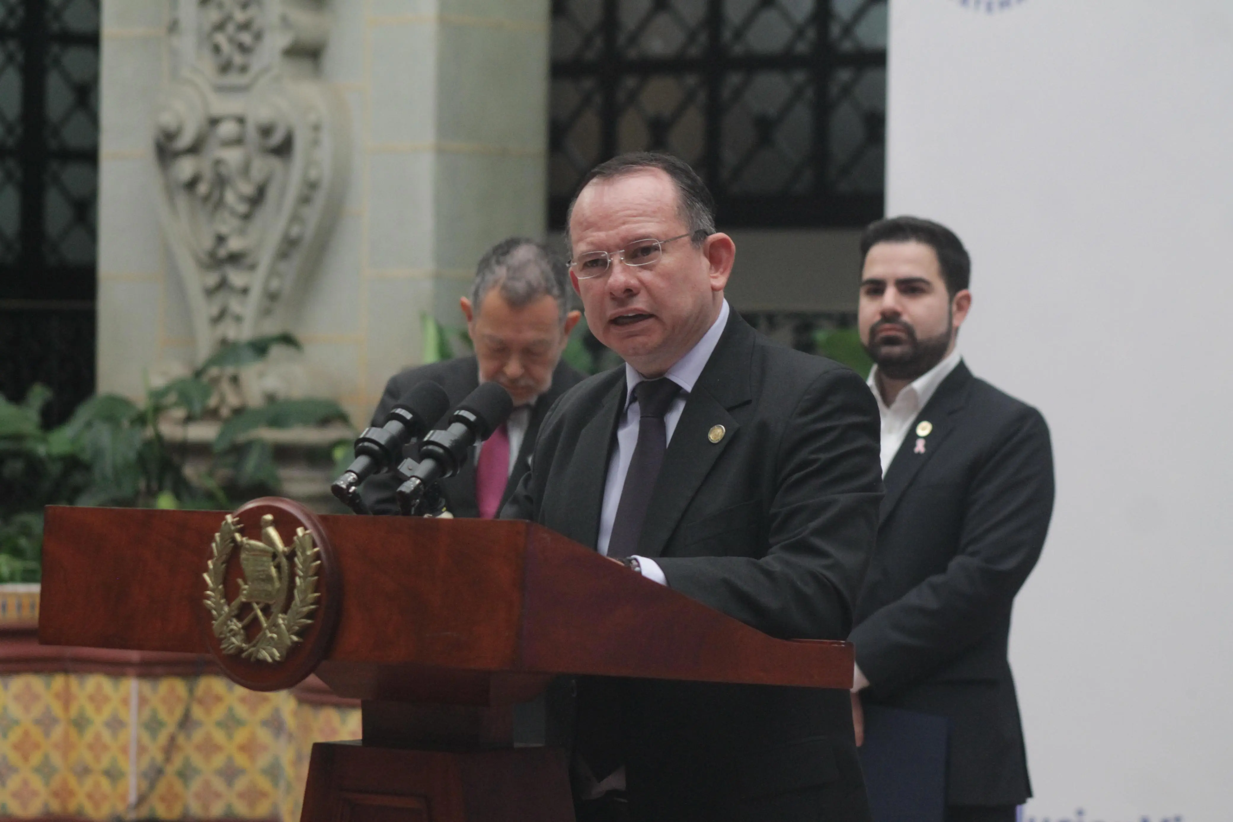 Ministro Abelardo Pinto dijo que el bono único será una realidad para las familias de escasos recursos. Foto La Hora: José Orozco.